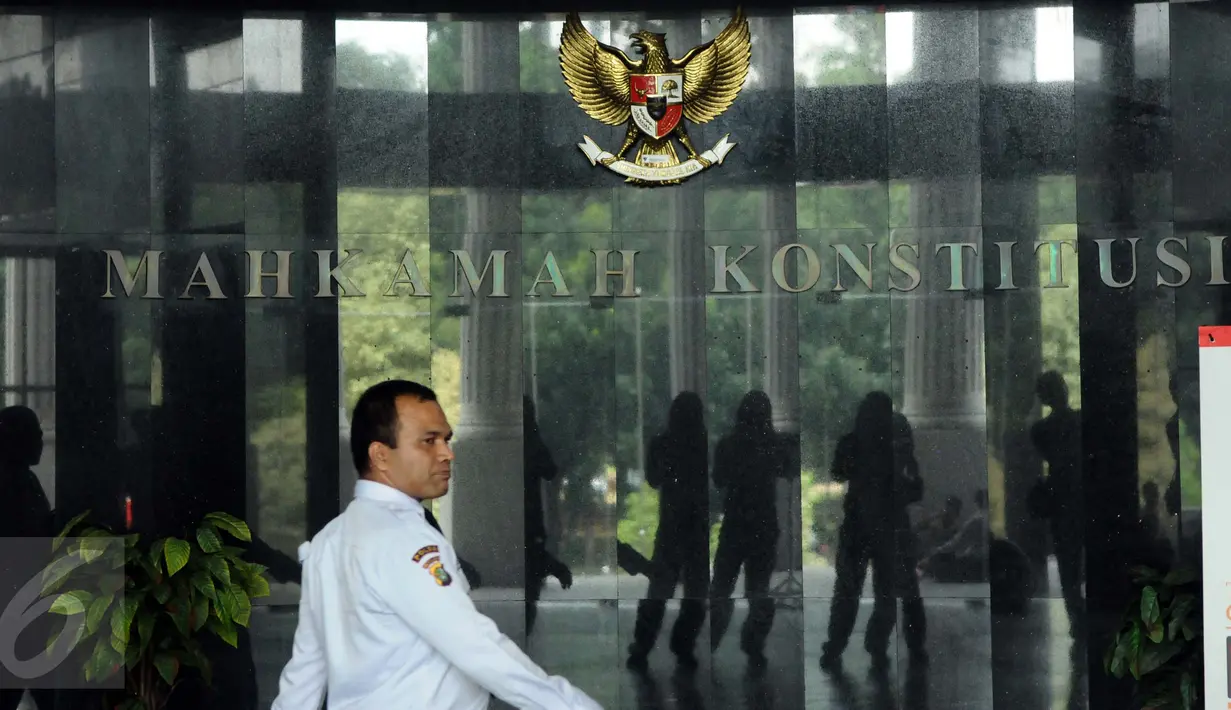 Seorang petugas keamanan melakukan patroli di dalam gedung Mahkamah Konstitusi, Jakarta, Senin (18/1/2016). Mahkamah Konstitusi membacakan 40 putusan perselisihan hasil Pilkada 2015 secara marathon pada Senin (18/1/2016). (Liputan6.com/Helmi Fithriansyah)