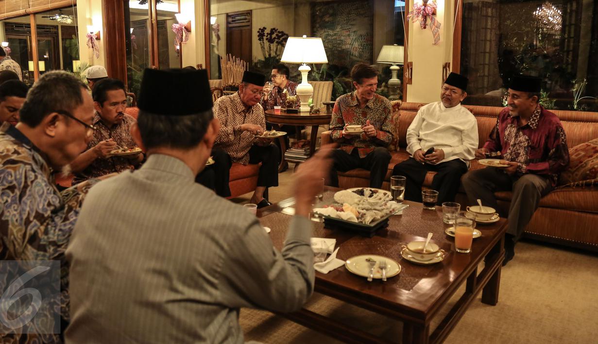 Suasana buka puasa bersama Dubes AS untuk Indonesia Robert O Blake di kediamannya, Jakarta, Rabu (24/6/2015). Beberapa tokoh Islam terlihat hadir dalam acara tersebut. (Liputan6.com/Faizal Fanani)