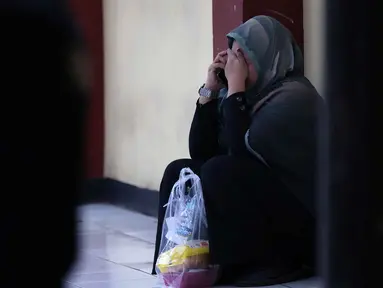 Salah satu keluarga korban kecelakaan kereta api, yang melibatkan KA Argo Bromo Anggrek dan KRL Commuter Line di Stasiun Bekasi Timur, saat menanti identifikasi jenazah korban di Rumah Sakit Polri Kramat Jati, Jakarta Timur, Selasa (28/4/2026). (Kapanlagi.com/Budy Santoso)