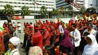 Tak hanya sekedar melihat, massa yang datang pun ikut mengantar Jokowi-JK ke istana.
