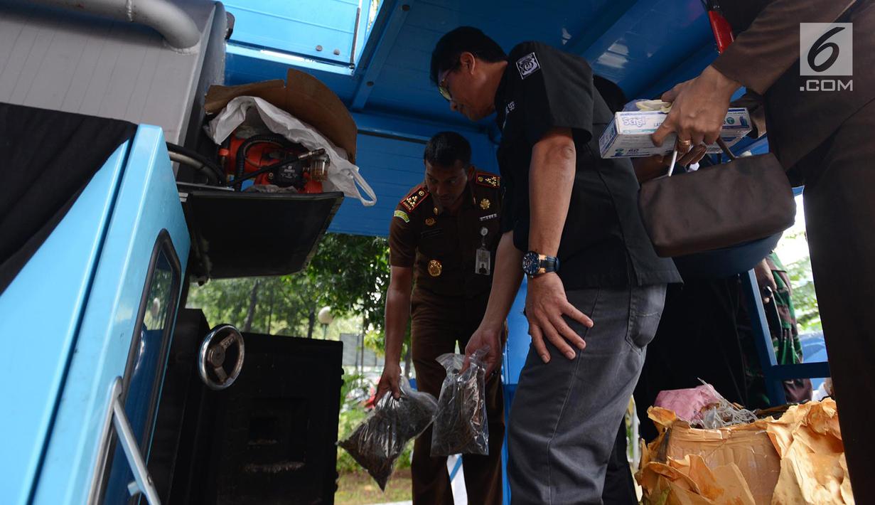 Kepala Kejaksaan Negeri Jakarta Timur, Tengku Rahman memusnahkan narkoba dengan menggunakan mesin, Rabu (24/4). Barbuk yang dimusnahkan berupa senjata api, senjata tajam dan beberapa jenis narkoba hasil pengungkapan kasus hukum di wilayah Jakarta Timur periode 2018-2019. (merdeka.com/Imam Buhori)