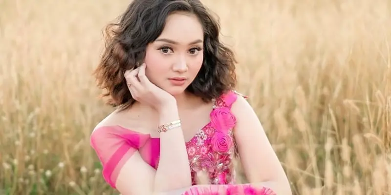 FOTO: Gaya Jihan Audy saat Pakai Outfit Merah Muda, Auranya Terpancar