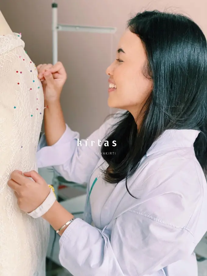Diary Fimela: Berawal dari Kecintaan Terhadap Kain Indonesia, Cinintya Ciptakan Brand Kebaya Kirtas dengan Desainnya Sendiri