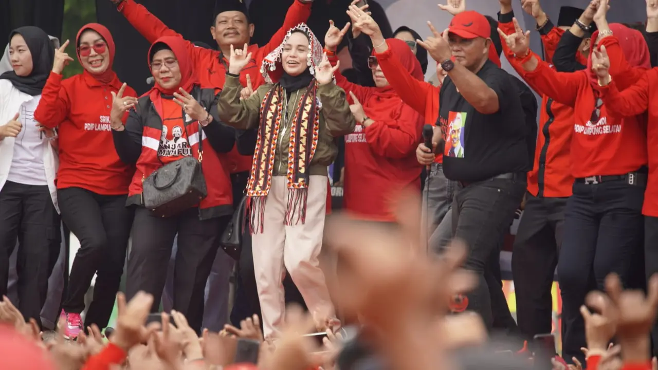 Istri Calon Presiden (Capres) Ganjar Pranowo, Siti Atikoh mengenakan jaket bomber ala top gun dalam safari politiknya di Lampung Selatan.