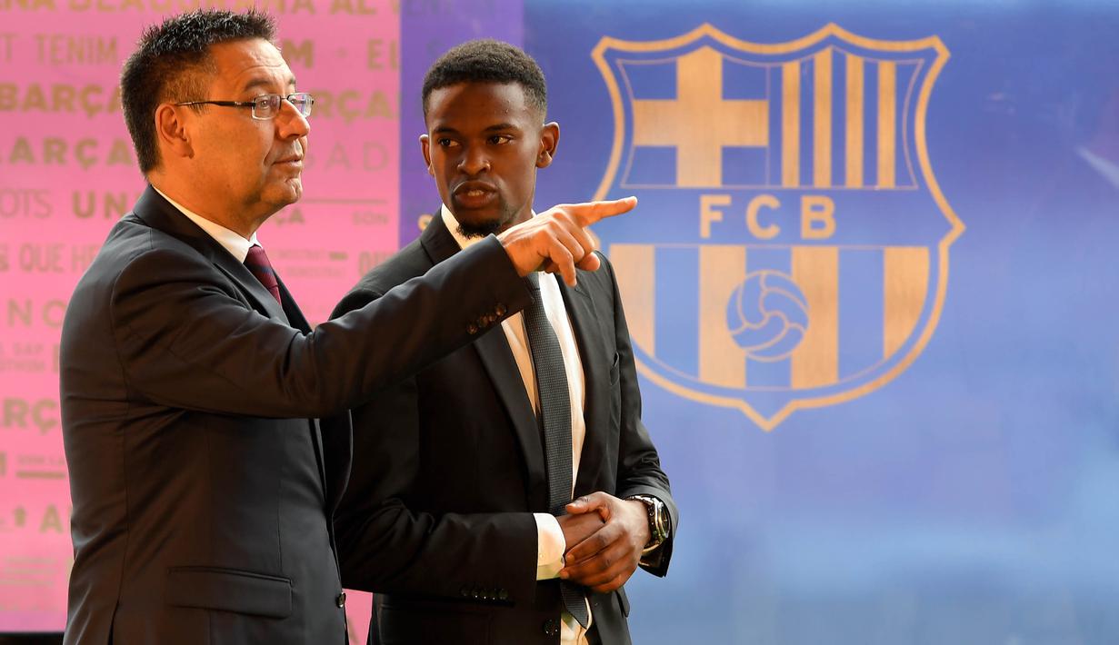 Presiden Barcelona, Josep Maria Bartomeu, berbincang-bincang dengan bek barunya, Nelson Semedo, di Stadion Camp Nou, Katalonia, Jumat (14/7/2017). Pemain 23 tahun itu didatangkan dari Benfica dengan harga 26,2 juta poundsterling. (AFP/Lluis Gene)