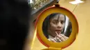 Korban siraman air keras memakai make up sebelum peragaan busana pada malam Hari Perempuan Internasional di Thane, Mumbai, India, Rabu (7/3). Acara ini bagian dari kampanye kesadaran bertajuk 'Stop Acid Sale'. (AP Photo/Rafiq Maqbool)