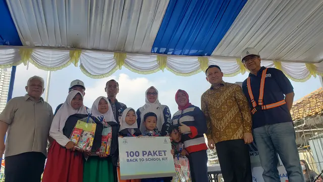 Pemberian Paket Siap Sekolah ke anak-anak warga Duri Kosambi