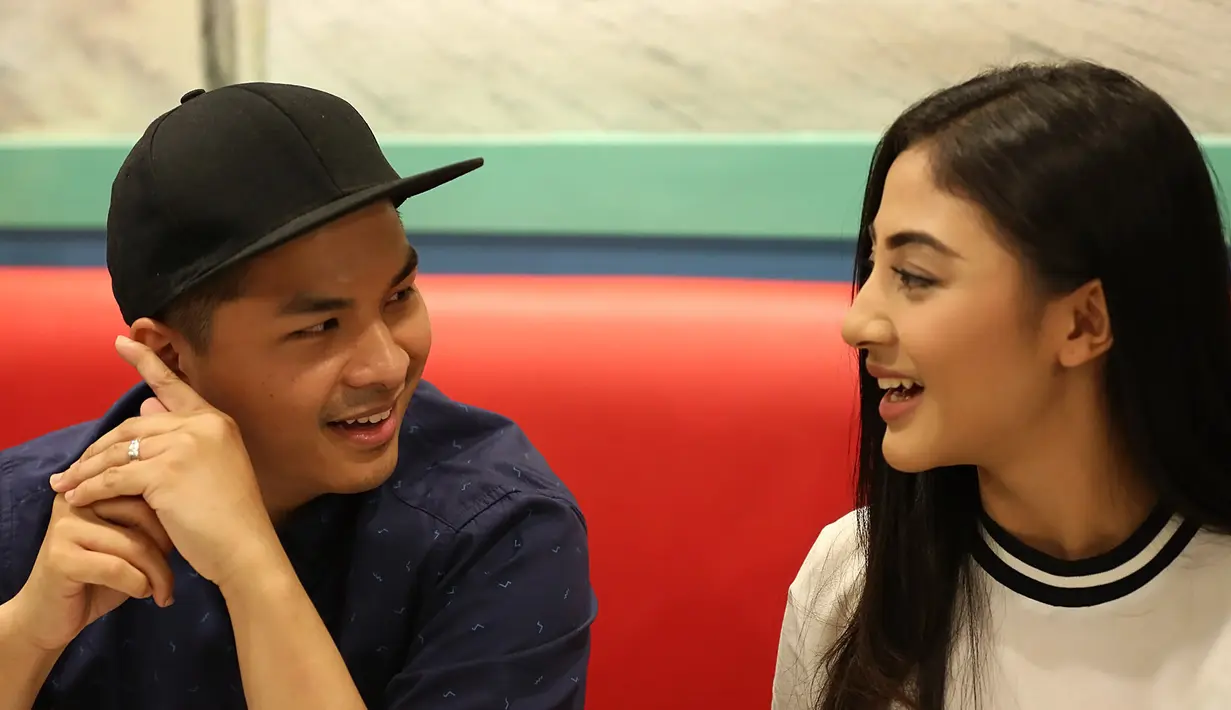 "Syutingnya pakai bahasa Indonesia dan Inggris. Jadi menurut saya sangat menarik. Kami bisa sama-sama belajar," tutur artis kelahiran Jakarta 28 tahun silan itu. (Bambang E. Ros/Bintang.com)