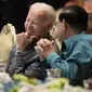 Presiden Joe Biden, kiri, dan PM Kamboja Hun Sen menonton pertunjukan tarian budaya pada gala dinner KTT ASEAN, Sabtu, 12 November 2022, di Phnom Penh, Kamboja. Ia positif COVID-19 pada KTT G20 di Bali. (Foto AP/Alex Brandon, File)