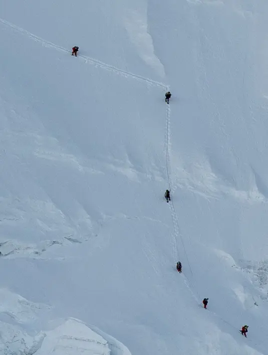 Tim pembangunan jalan membuat rute menuju sebuah kamp pada ketinggian 7.028 meter di Gunung Qomolangma atau Gunung Everest di Daerah Otonom Tibet, China, Minggu (10/5/2020). Pada tahun 1975 dan 2005, China merilis tinggi Gunung Everest 8.848,13 meter dan 8.844,43 meter. (Xinhua/Sun Fei)