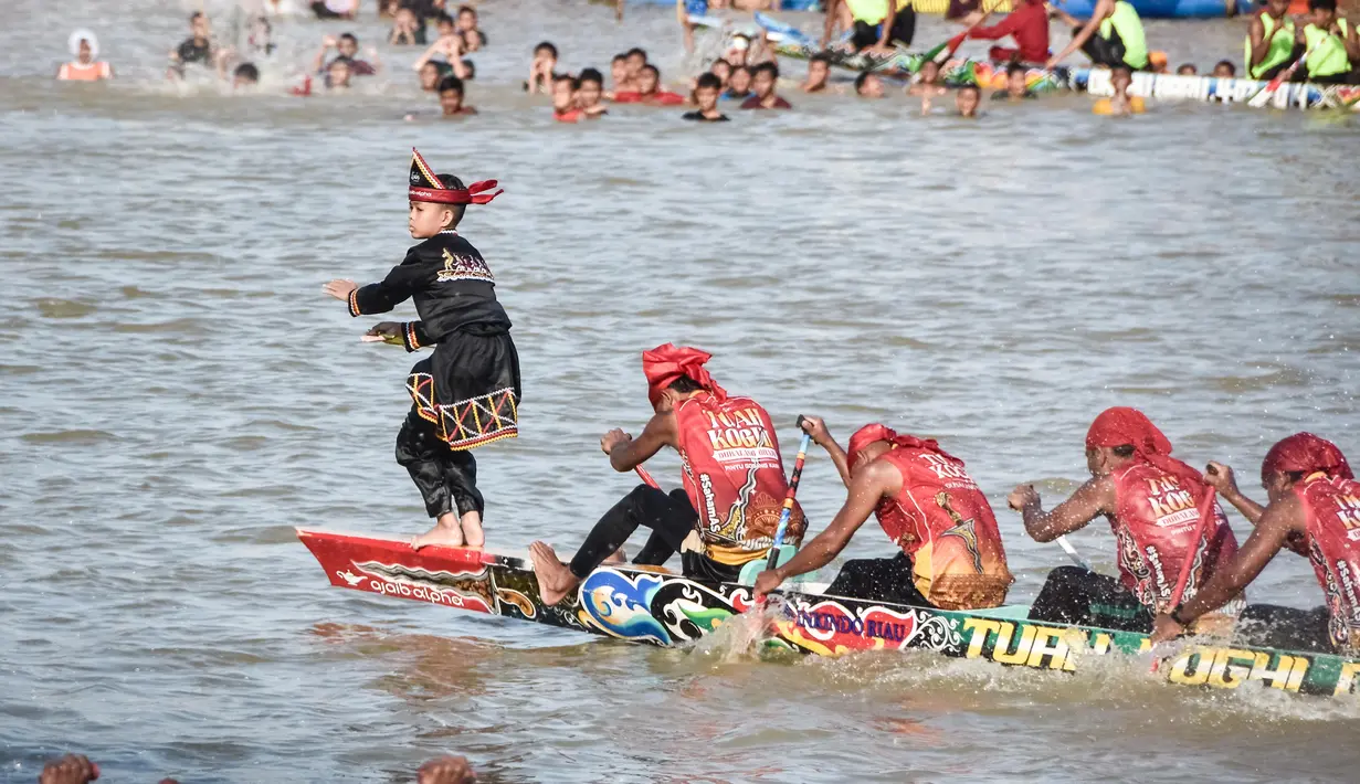 Untuk diketahui, dalam kepercayaan masyarakat setempat, pacu jalur merupakan puncak dari seluruh kegiatan, upaya, dan keringat warga selama setahun. (Wahyudi/AFP)