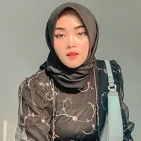 Dedari dulu foto-foto gaya OOTD Putri Delina selalu menyita perhatian. Termasuk potret dirinya saat mengenakan gaun. Meski di keseharian tampil simpel dengan gaya kasual, ketika memakai gaun penyanyi 21 tahun ini banjir pujian warganet.(Liputan6.com/IG/@putridelinaa)
