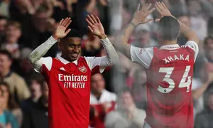 Selebrasi gelandang Arsenal, Reiss Nelson bersama rekannya, Granit Xhaka setelah mencetak gol ke gawang Nottingham Forest dalam laga Liga Inggris 2022/2023 di Emirates Stadium, London (30/10/2022). Reiss Nelson dipromosikan ke tim utama Arsenal pada awal musim 2019/2020, namun akibat kalah bersaing ia lebih banyak dicadangkan. Musim ini ia baru kembali dari satu tahun masa peminjaman bersama Feyenoord. (AFP/Ian Kington)