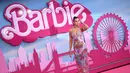 Penyanyi sekaligus penulis lagu Inggris Dua Lipa berpose di karpet merah muda setibanya untuk pemutaran perdana Eropa film "Barbie" di pusat kota London pada 12 Juli 2023. (AFP/Justin Tallis)