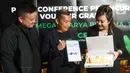 Direktur Utama PT Trimegah Karya Pratama (Ultra Voucher) Tbk Hady Kuswanto, Direktur Ultra Voucher Riky Boy Permata dan Direktur Utama PT Untung Omega Bersama Deasy Yani Veronica berbincang di sela-sela peluncuran Voucher Gramasi dan Talkshow di Jakarta, Senin (8/11/2021). (Liputan6.com)