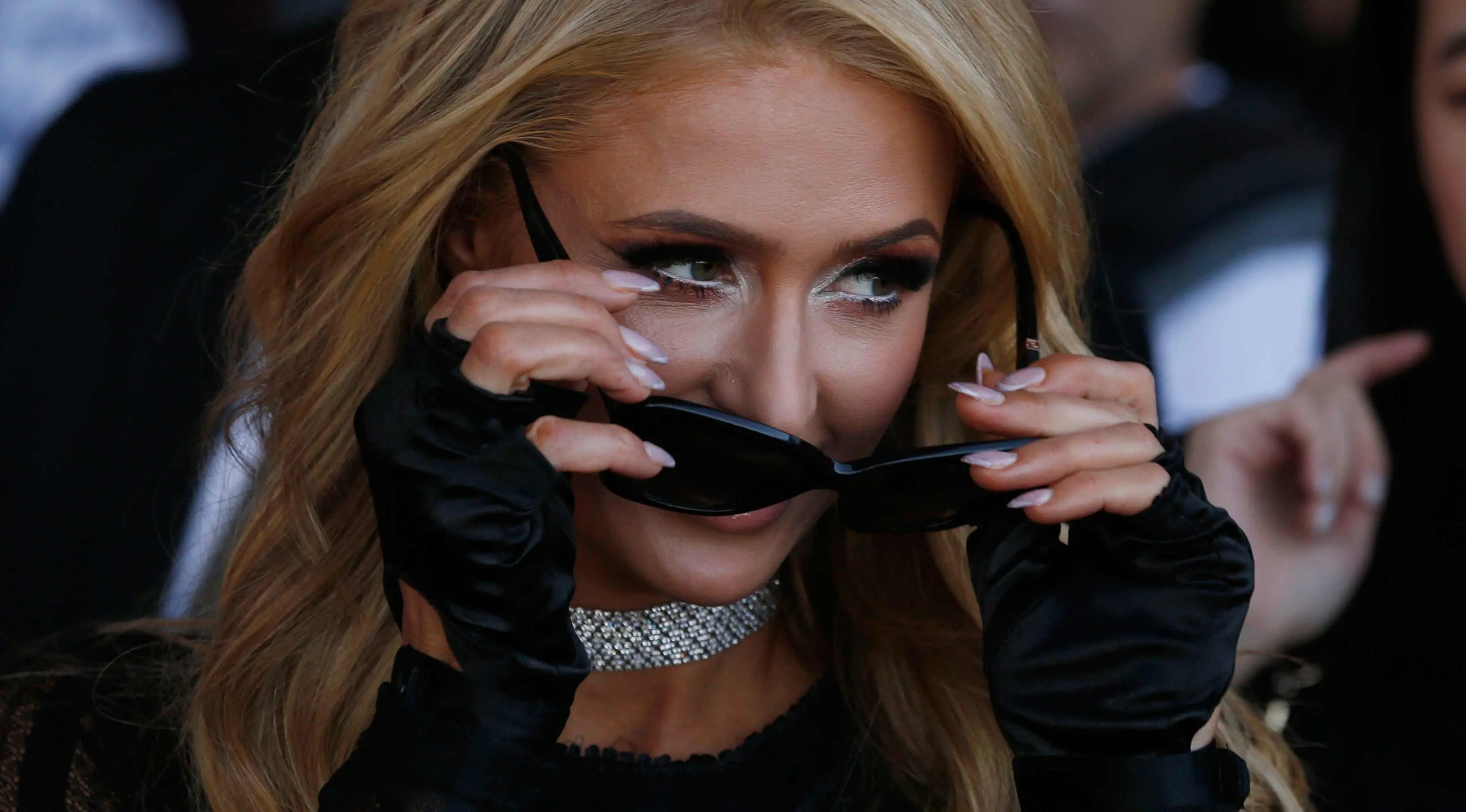 Aktris Paris Hilton membuka kacamata hitamnya saat tiba di Arco Norte Store di Mexico City, (8/11). Kehadiran Paris Hilton di Meksiko untuk mempromosikan sepatu terbarunya. (AP Photo / Marco Ugarte)