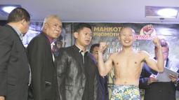 Petinju Jepang, Yoshitaka Kato, memiliki berat badan 61,1 kilogram. (Bola.com/Vitalis Yogi Trisna)