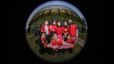 Ajang Piala AFF U-19 2022 menyedot perhatian bagi masyarakat Indonesia selaku tuan rumah. Mereka yang datang langsung ke stadion terlihat menggunakan pernak-pernik yang menarik untuk mendukung tim kebanggaan. Berbagai tanggapan dari latar belakang yang berbeda juga dilontarkan mereka saat diwawancarai oleh Bola.com. Begini ragam pernak-pernik, latar belakang, dan tanggapan para suporter Timnas Indonesia U-19 di ajang Piala AFF U-19 2022. (Bola.com/Bagaskara Lazuardi)