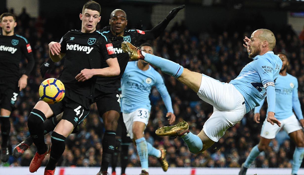 Proses terjadinya gol yang dicetak gelandang Manchester City, David Silva, ke gawang West Ham pada laga Premier League di Stadion Etihad, Manchester, Minggu (3/11/2017). City menang 2-1 atas West ham. (AFP/Oli Scarff)