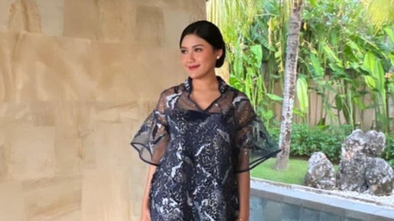 Pesona Erina Gudono Hadiri Pernikahan Nex Carlos, Tampil Memesona dengan Dress Brokat