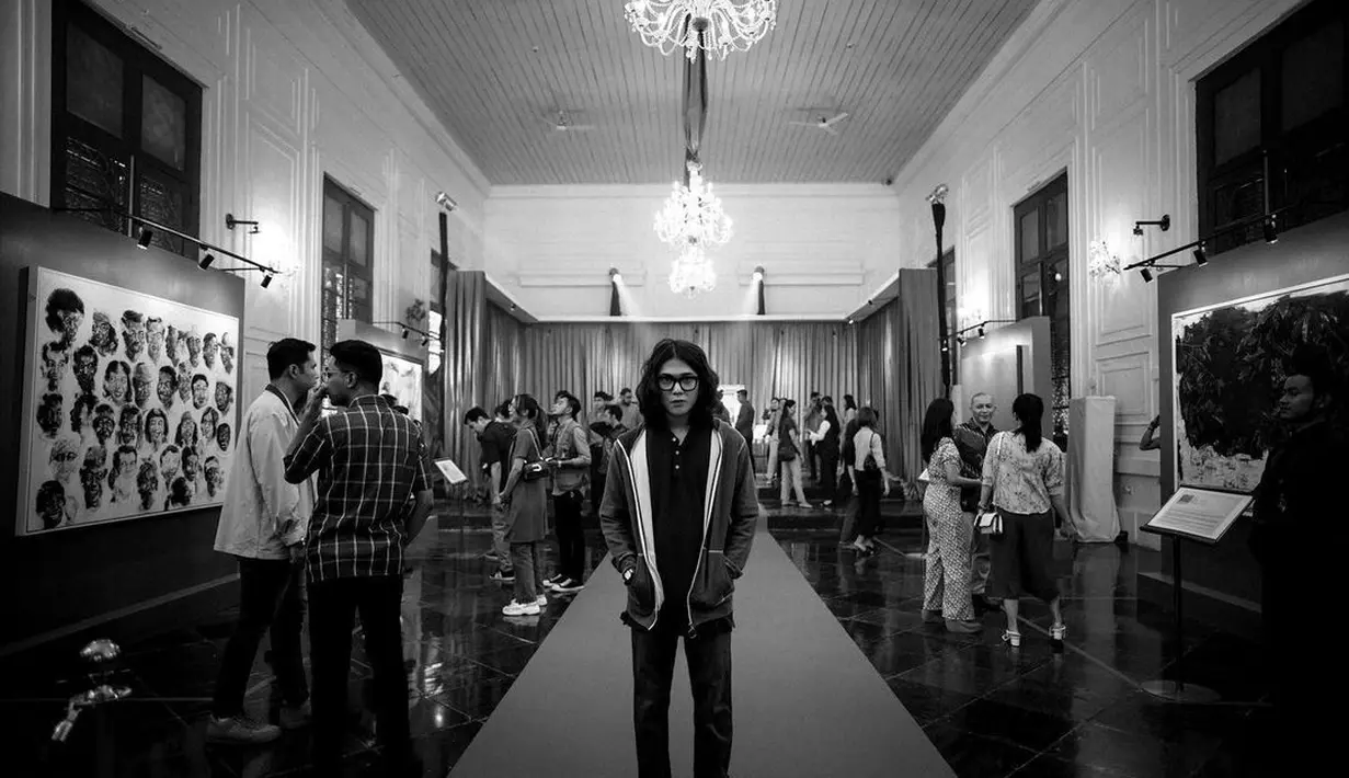 Dengan rambut panjang dan kaca mata, Iqbaal sukses membuat para penggemar terpikat. (Instagram @iqbaal.e)