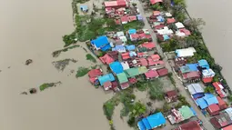 Sebuah sungai di Calumpit, provinsi Bulacan, sebelah utara Manila meluap akibat hujan lebat yang disebabkan oleh Topan Co-May pada 25 Juli 2025. (Ted ALJIBE/AFP)