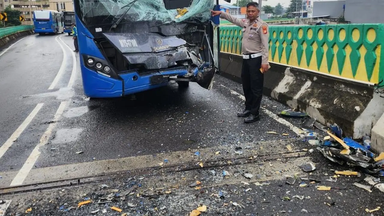 Bus TransJakarta 'Adu Banteng' di Koridor 13 Kebayoran-Cipulir