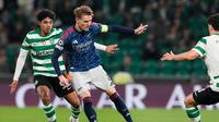 Aksi Martin Odegaard dalam laga Sporting CP vs Arsenal di perempat final Liga Champions 2025/2026, Rabu (8/4/2026). (AP Photo/Armando Franca)
