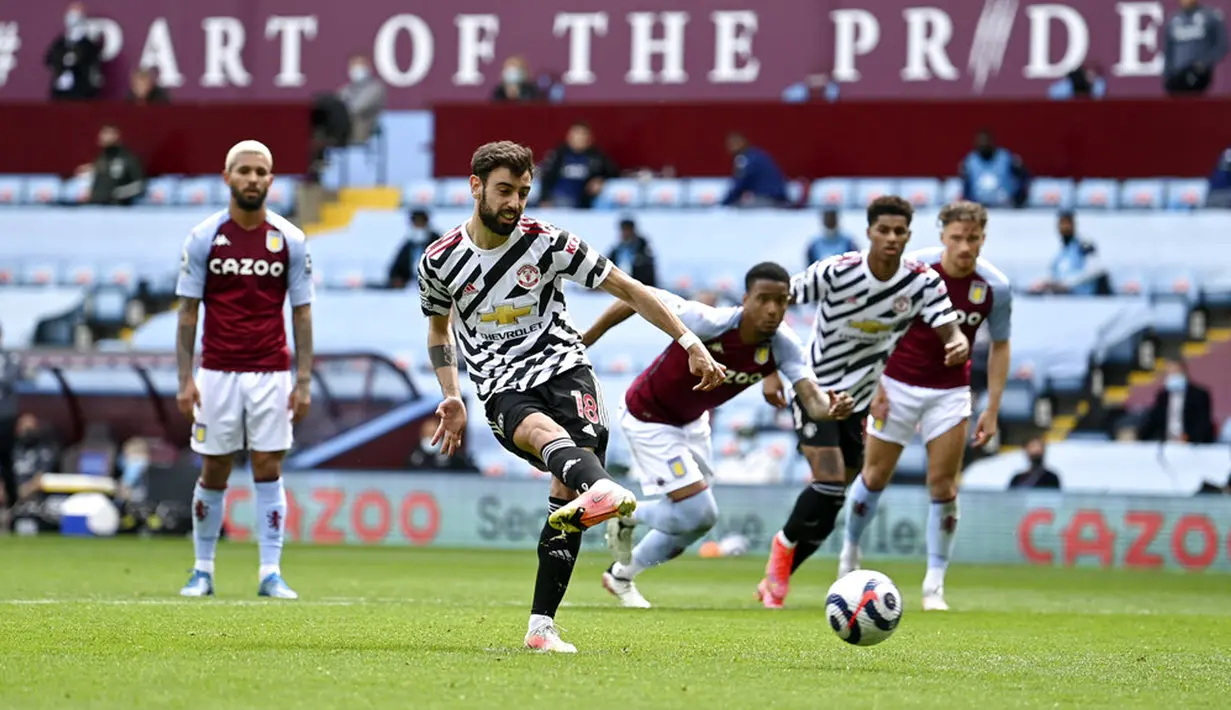 Pemain Manchester United Bruno Fernandes mencetak gol ke gawang Aston Villa pada pertandingan Liga Inggris di Villa Park, Birmingham, Inggris, Minggu (9/5/2021). Manchester United menang 3-1. (Shaun Botterill/Pool via AP)