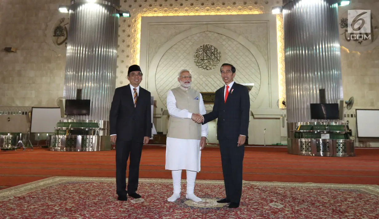Presiden Joko Widodo (kanan) bersalaman dengan PM India Narendra Modi (tengah) di dalam Masjid Istiqlal, Jakarta, Rabu (30/5). Kunjungan kenegaraan Narendra Modi tersebut membahas isu-isu bilateral, regional dan global. (Liputan6.com/Angga Yuniar)