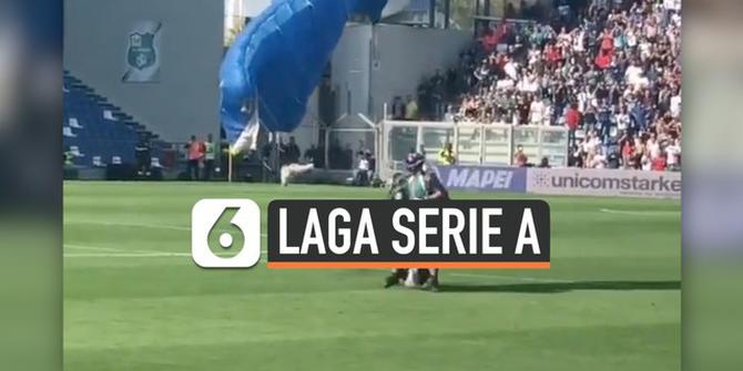 VIDEO: Penerjun Payung Mendarat di Lapangan Saat Pertandingan Serie A Berlangsung