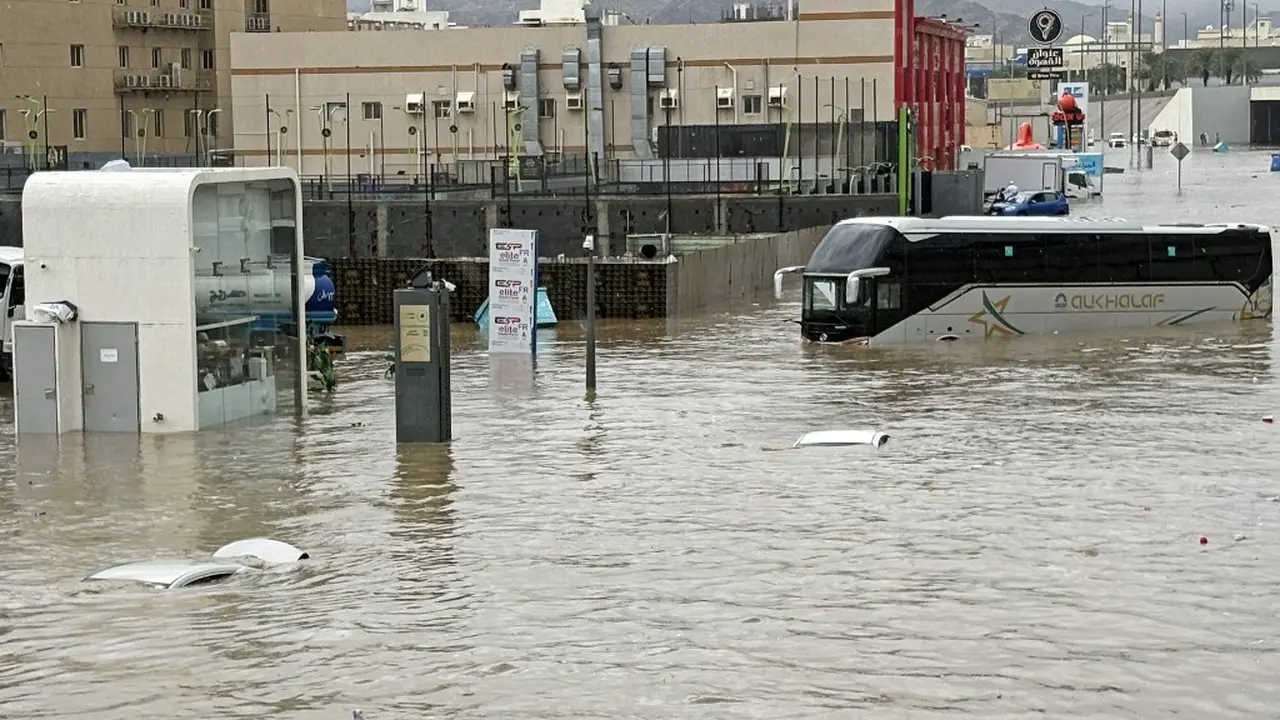 Potret Makkah dan Madinah Diterjang Banjir Bandang, Cuaca Ekstrem Diprediksi Berlanjut Sampai Akhir Pekan