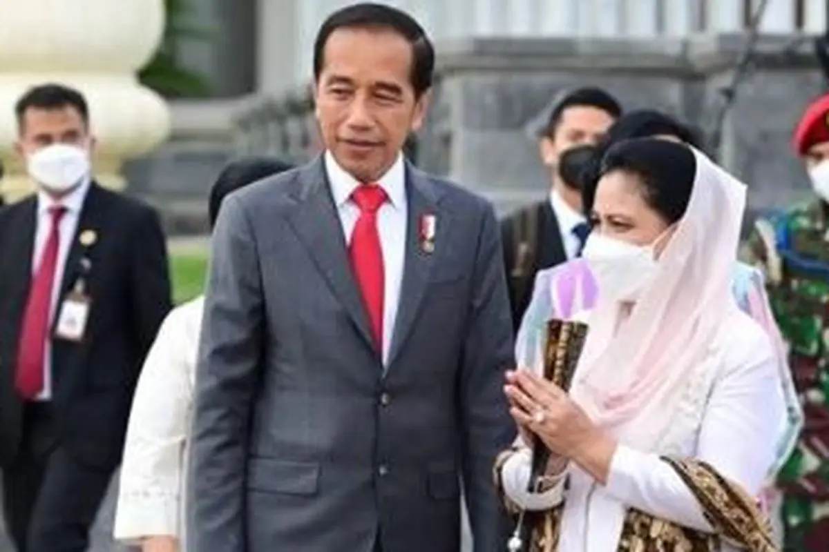 Iriana Berkebaya Putih dan Sandal Hermes Saat Dampingi Jokowi ke Kamboja
