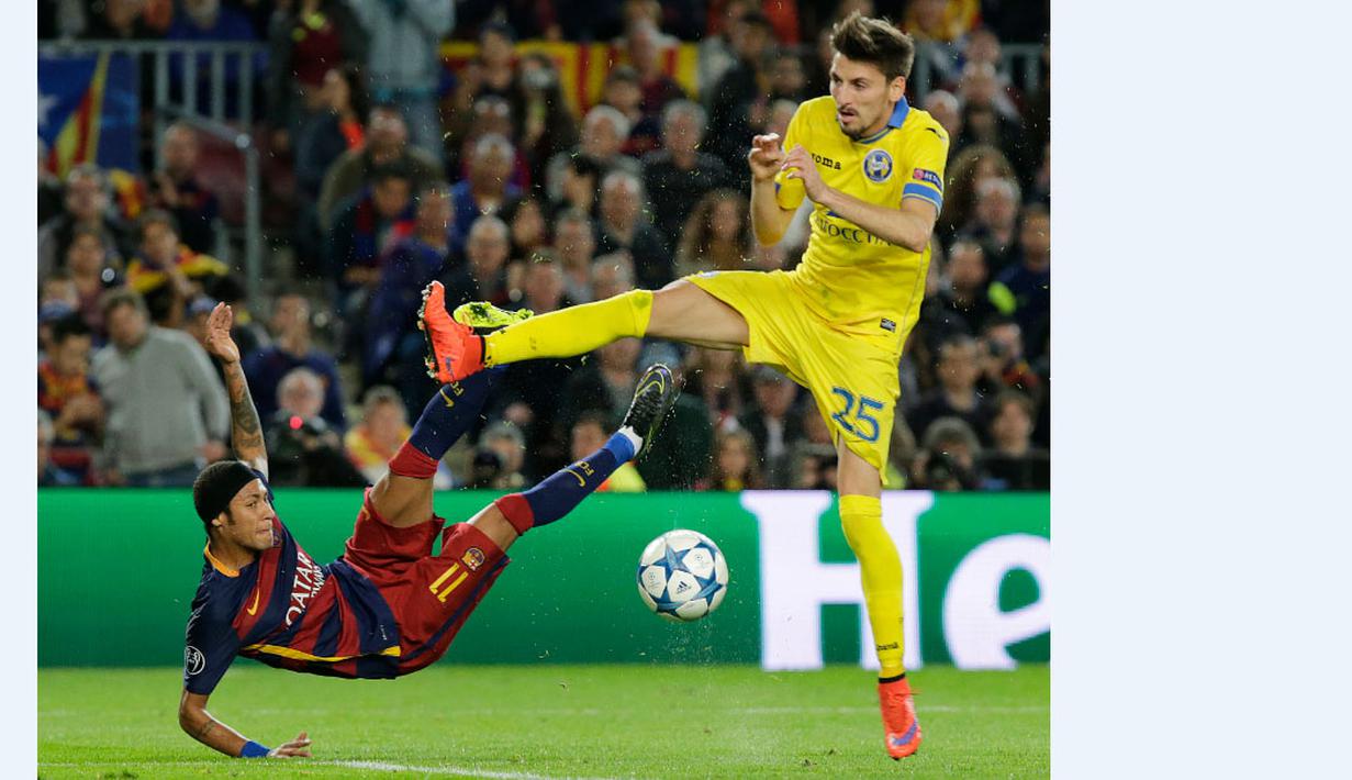 Pemain Barcelona, Neymar (kiri) berebut bola dengan pemain BATE Borisov, Filip Mladenovic, dalam laga Grup E Liga Champions yang berlangsung di Stadion Camp Nou, Barcelona, Kamis (5/11/2015) dini hari WIB. (AFP Photo/Pau Barrena)