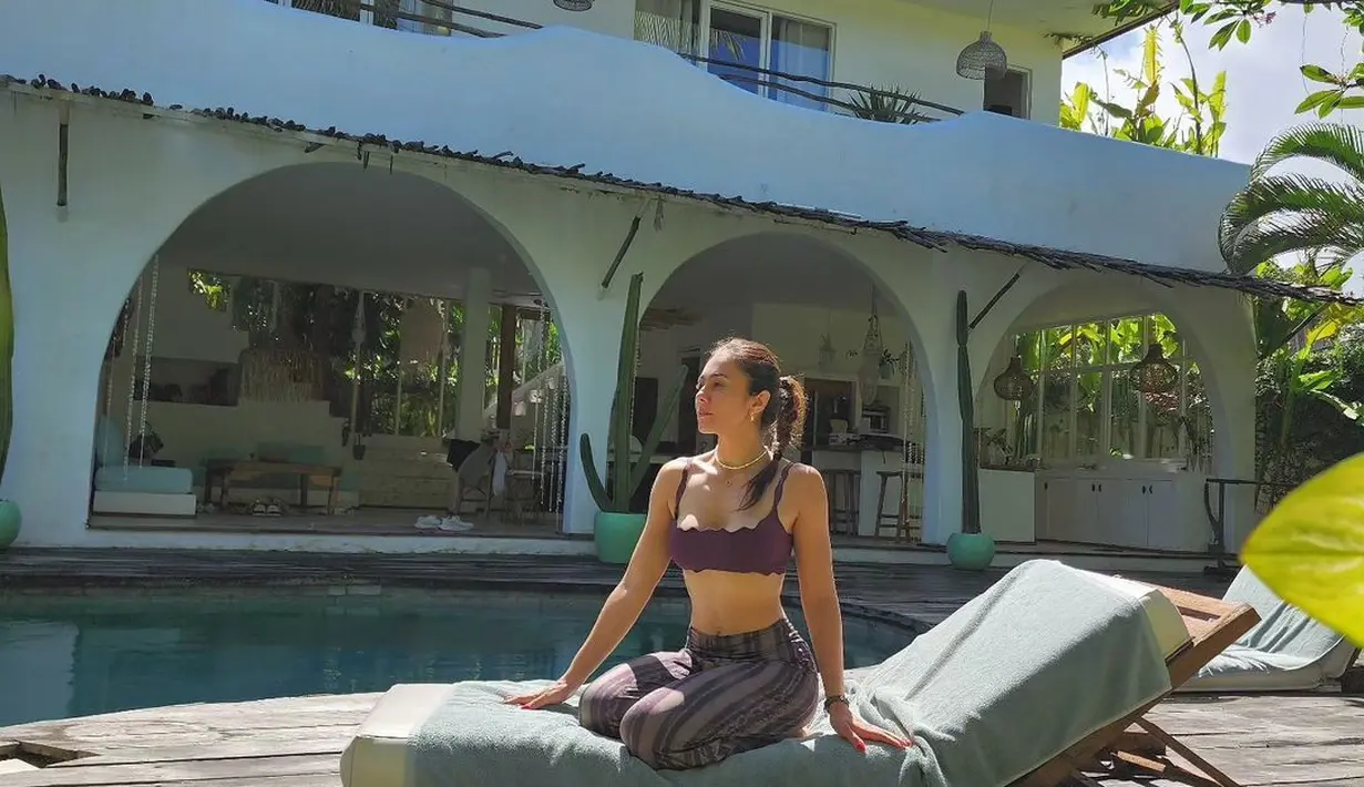 Tak heran jika di usia 42 tahun, ibu dua anak ini tetap terlihat awet muda dan punya body goals yang bikin warganet iri. [Foto: IG/wulanguritno].