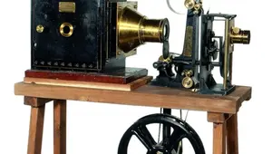 Ilustrasi Proyektor sinematografi era Nicholas II, simbol awal kecintaan Kekaisaran Rusia terhadap dunia film, bertepatan dengan pembukaan bioskop pertama di Nevsky Prospekt, 18 Mei 1896. (tsarnicholas.org)