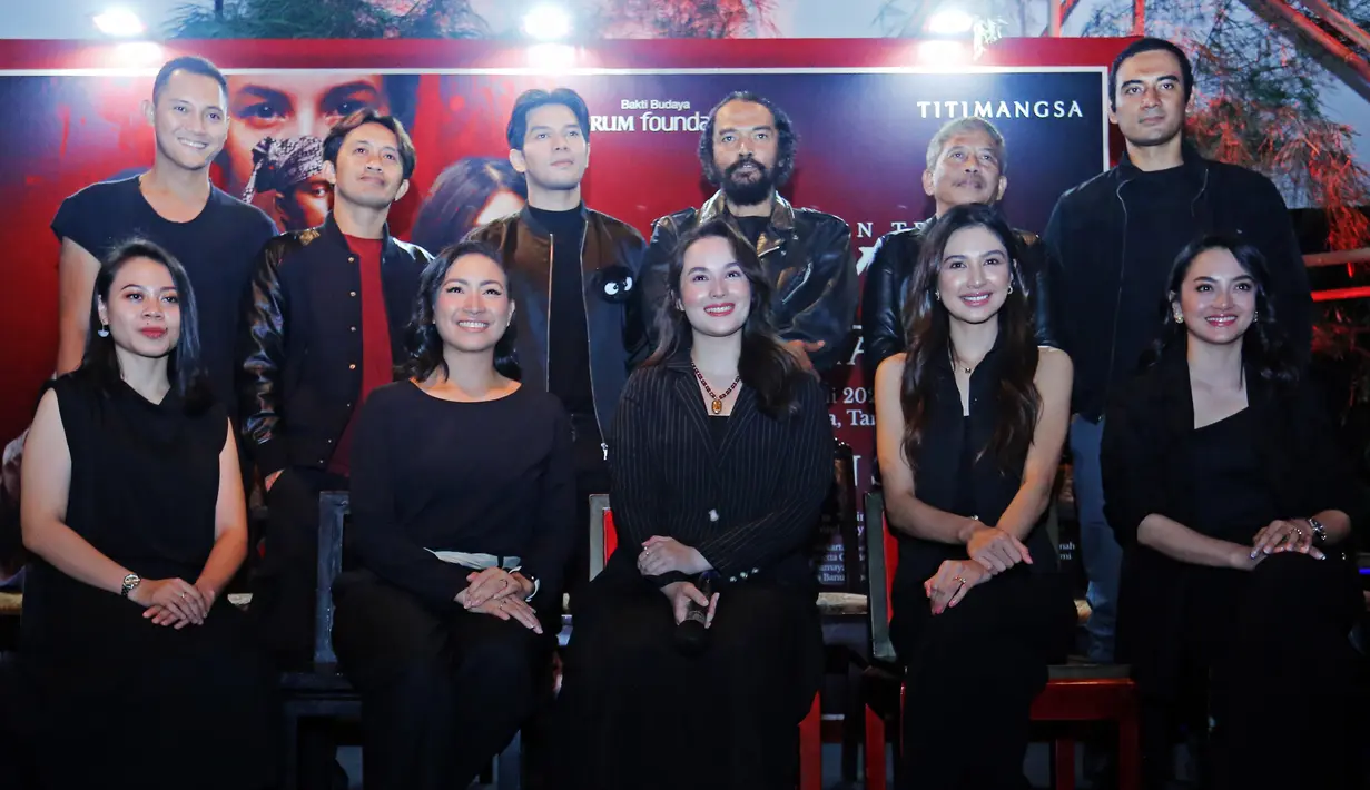 Namun satu kesamaan mencolok adalah nama Ariyah yang merupakan tokoh utama dalam cerita. Selain Chelsea Islan, pementasan ini juga diperankan Mikha Tambayong, Ario Bayu, Gusty Pratama, Ririn Ekawati, dan Lucky moniaga. [Bambang E Ros/Fimela.com]