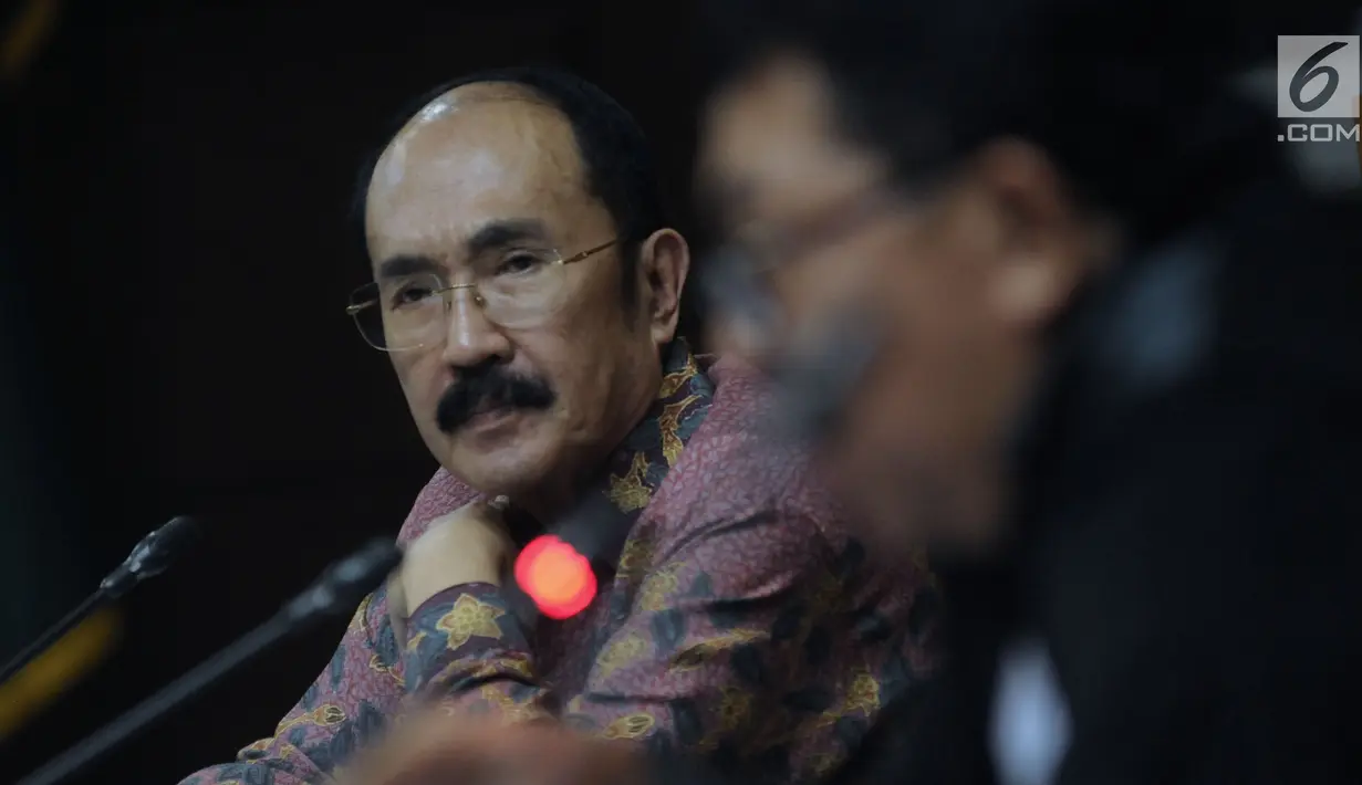 Terdakwa perkara merintangi penyidikan KPK pada kasus korupsi e-KTP, Fredrich Yunadi bersama penasehat hukumnya saat mengikuti sidang lanjutan di Pengadilan Tipikor, Jakarta, Kamis (17/5). (Liputan6.com/Helmi Fithriansyah)
