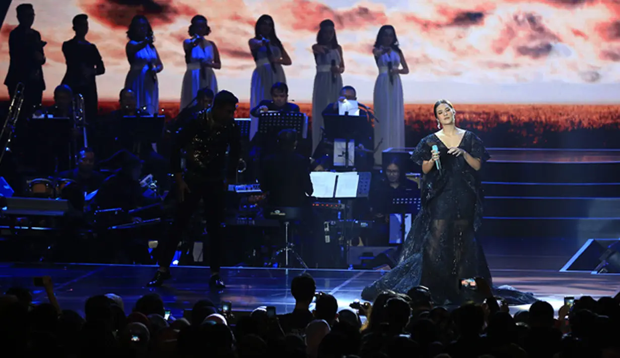 Ucapan Raisa seperti itu pastinya membuat para penonton yang datang ramai berteriak dengan riuh. Di sisi lain, Hamish yang datang itu hanya melihatnya sambil melemparkan senyumannya. (Deki Prayoga/Bintang.com)