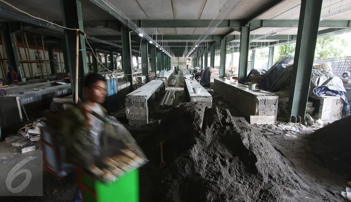 Pembangunan Tempat Penampungan Sementara (TPS) Pasar Senen Blok VI sisi Jalan Bungur, Jakarta, Selasa (27/12). Pelaksana pekerjaan menargetkan TPS Pasar Senen Blok VI ditarget selesai pada awal Januari 2017 mendatang. (Liputan6.com/Immanuel Antonius)