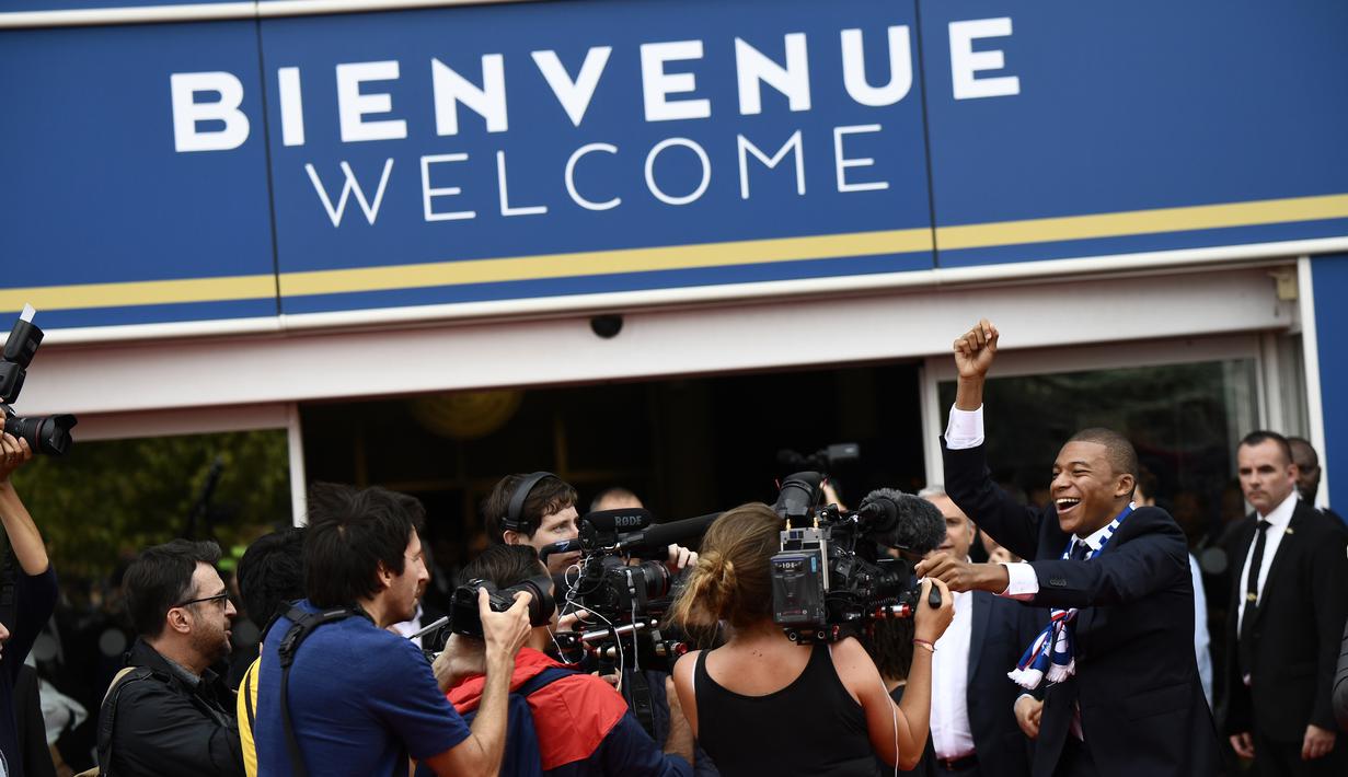 Penyerang baru PSG, Kylian Mbappe (kanan) menyapa fans saat perkenalan di Parc des Princes stadium, Paris, (6/9/2017). Mbappe dipinjam PSG dari Monaco dengan opsi permanen sebesar 180 juta euro tahun berikutnya. (AFP/Christophe Simon)