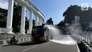 Polresta Bogor mengerahkan mobil water cannon untuk melakukan penyemprotan disinfektan di kawasan Tugu Kujang, Bogor, Selasa (31/3/2020). Penyemprotan disinfektan secara menyeluruh di wilayah Kota Bogor itu guna mencegah memutus rantai penyebaran virus corona. (merdeka.com/Arie Basuki)