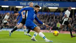 Pemain Chelsea Reece James melakukan tendangan saat melawan Fulham pada pertandingan sepak bola Liga Inggris di Stadion Stamford Bridge, London, Inggris, 3 Februari 2023. Chelsea ditahan imbang Fulham 0-0. (AP Photo/Kirsty Wigglesworth)