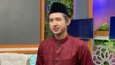 Ustaz Dennis Lim kini kerap muncul di televisi usai perjalanan spiritualnya menjadi sorotan. Pemilik nama Lin Zun Fu itu memiliki pengalaman yang kelam sebelum hijrah. Perjalanan tersebut berawal ketika dirinya mencari peruntungan hidup dengan menjalani karier di bagian IT sebuah kasino di Thailand, tahun 2014 lalu. (Liputan6.com/IG/@kohdennislim)