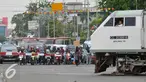  Sejumlah kendaraan menunggu kereta commuterline di perlintasan sebidang Stasiun Pasar Seen, Jakarta, (13/9). Ditjen Perkeretaapian Kemenhub akan menutup perlintasan sebidang di Jalan Letjen Soeprapto, Jakarta Pusat. (Liputan6.com/Gempur M Surya)