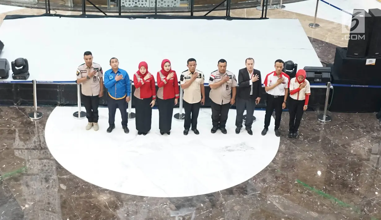 Karyawan menyanyikan lagu Indonesia Raya di Mal Pesona Square, Depok, Jawa Barat, Rabu (19/6/2019). Pemutaran lagu Indonesia Raya di mal tersebut untuk menumbuhkan rasa nasionalisme pada karyawan. (Liputan6.com/Immanuel Antonius)