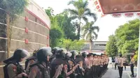 Ratusan personel gabungan dari Sat Samapta Polresta Pati amankan jalannya rapat Pansus DPRD Pati. (Liputan6.com/ Arief Pramono)