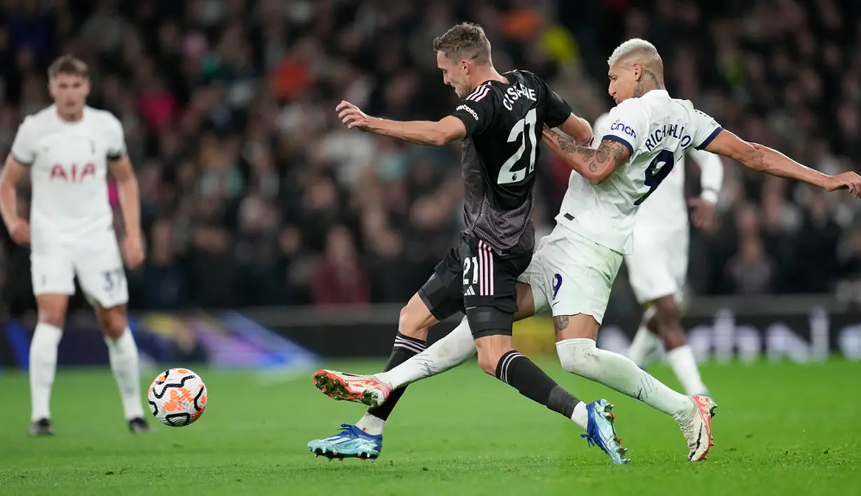 Memasuki babak kedua, Tottenham Hotspur sukses menggandakan keunggulan berkat gol Maddison pada menit ke-54. Lagi-lagi diawali kesalahan pemain Fulham, Son mampu mengirim umpan yang diselesaikan menjadi gol oleh Maddison. (AP Photo/Kin Cheung)