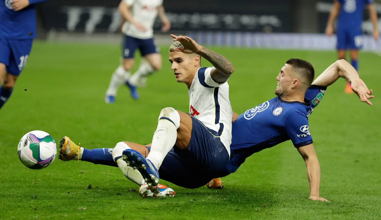Gelandang Tottenham Hotspur, Erik Lamela berebut bola dengan gelandang Chelsea, Mateo Kovacic pada pertandingan babak keempat Piala Liga Inggris di Stadion Tottenham Hotspur, London, Selasa (29/9/2020). Tottenham menang adu penalti atas Chelsea 5-4. (Matt Dunham/Pool via AP)