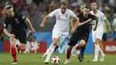 Striker Inggris, Harry Kane, berusaha melewati pemain Kroasia pada laga semifinal Piala Dunia di Stadion Luzhniki, Rabu (11/7/2018). Kroasia menang 2-1 atas Inggris. (AP/Alastair Grant)